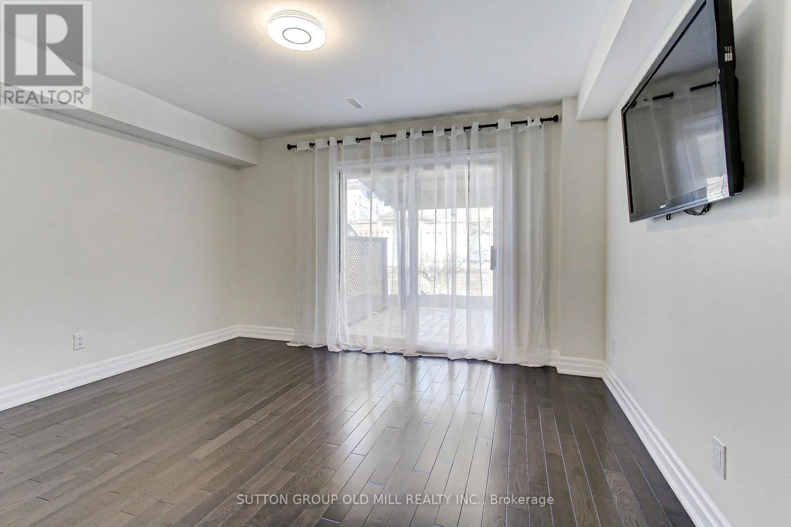 1261 CONSORT CRESCENT