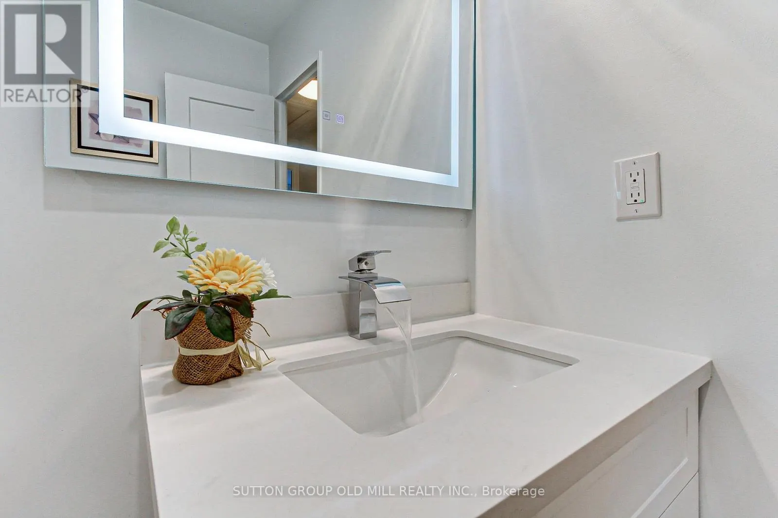 1261 CONSORT CRESCENT