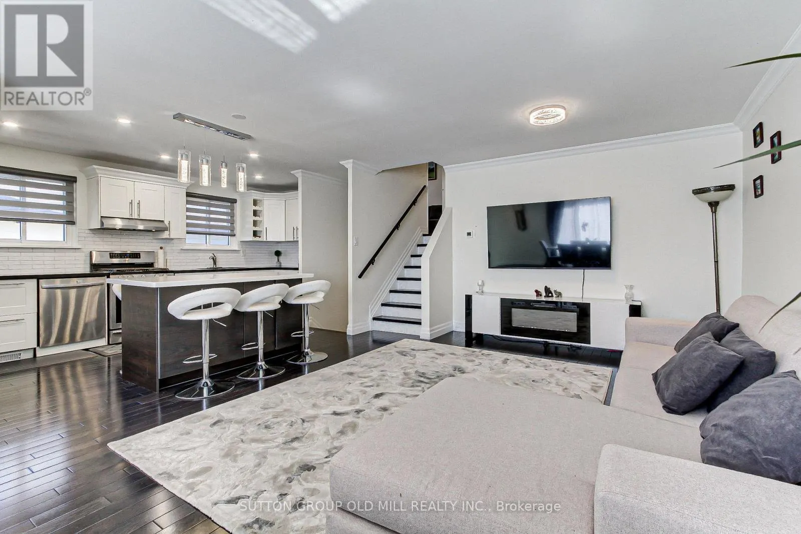 1261 CONSORT CRESCENT