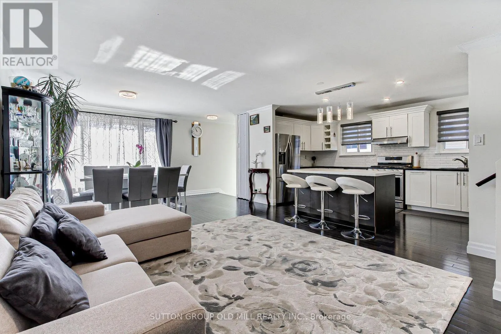 1261 CONSORT CRESCENT