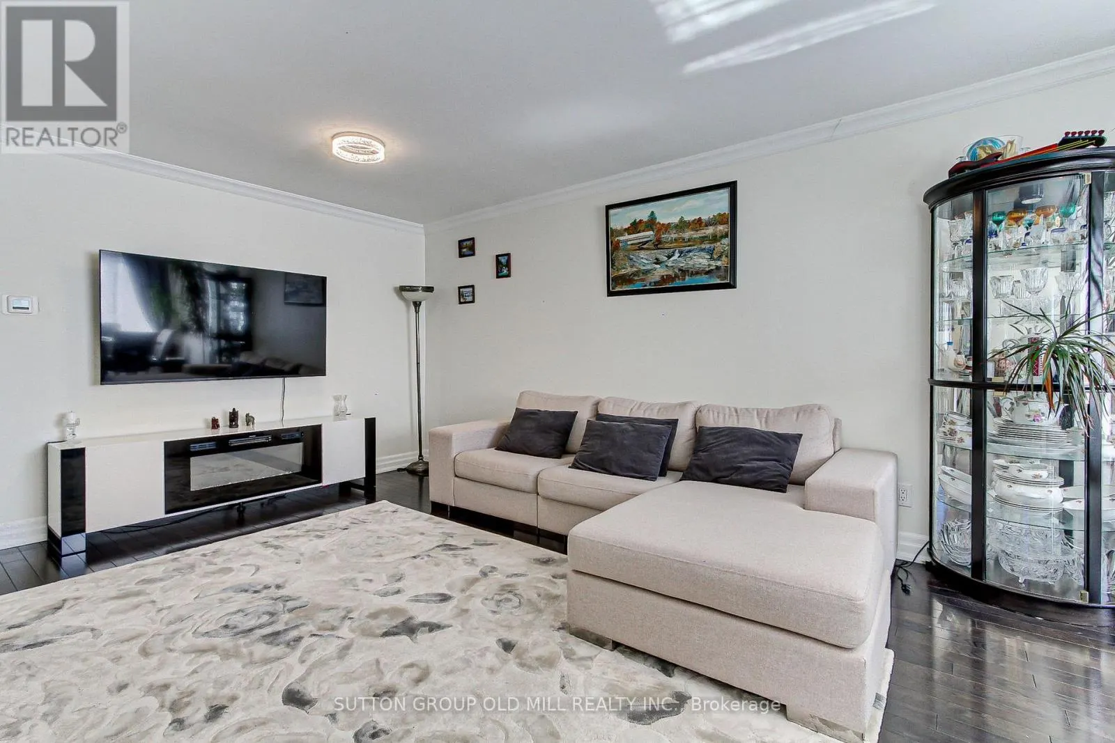 1261 CONSORT CRESCENT