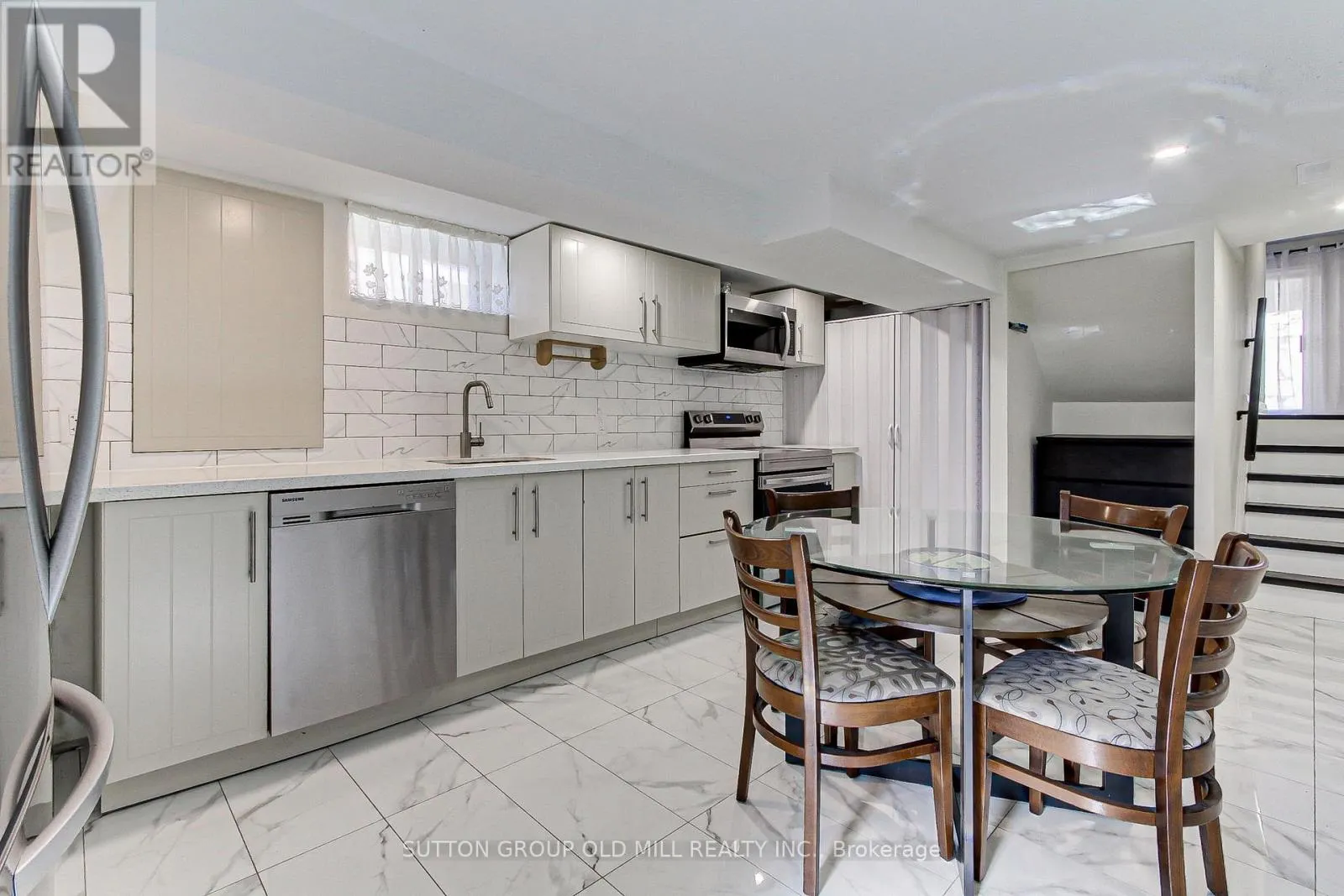 1261 CONSORT CRESCENT