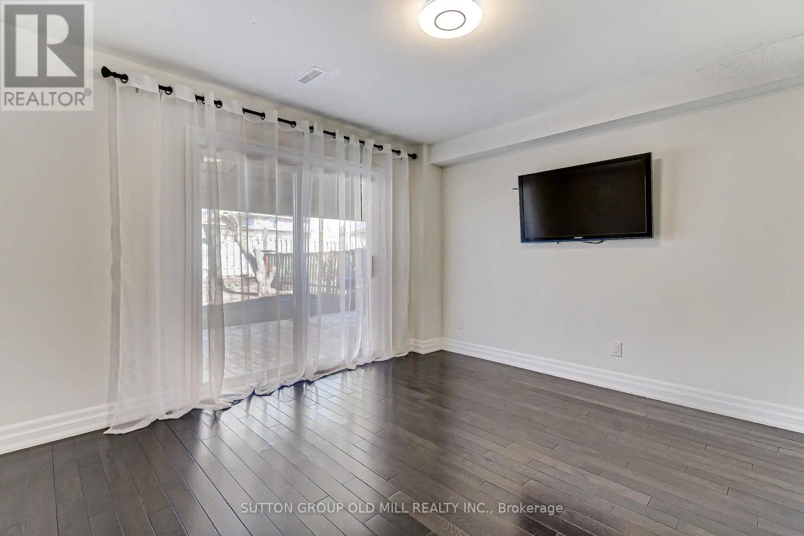 1261 CONSORT CRESCENT