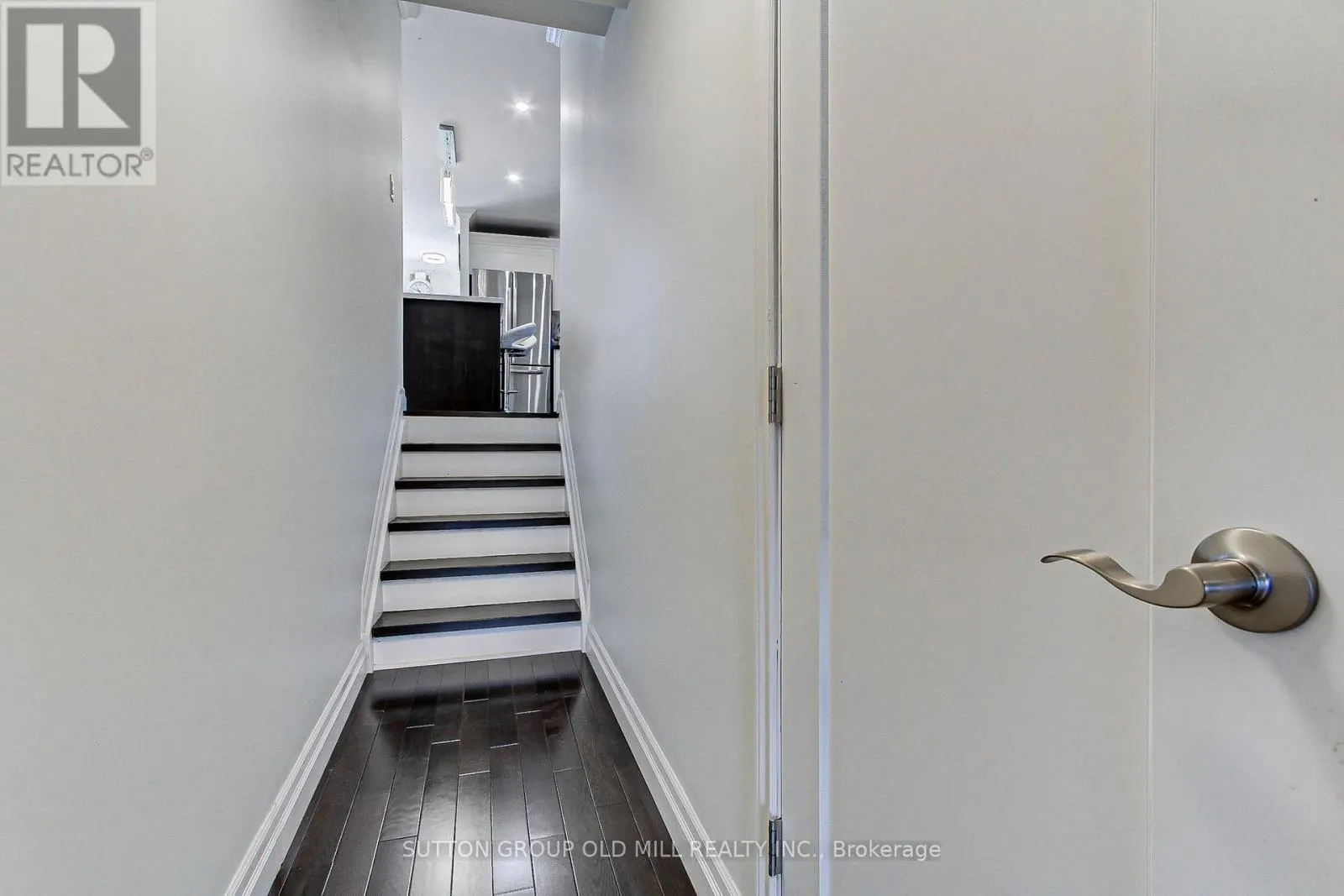 1261 CONSORT CRESCENT