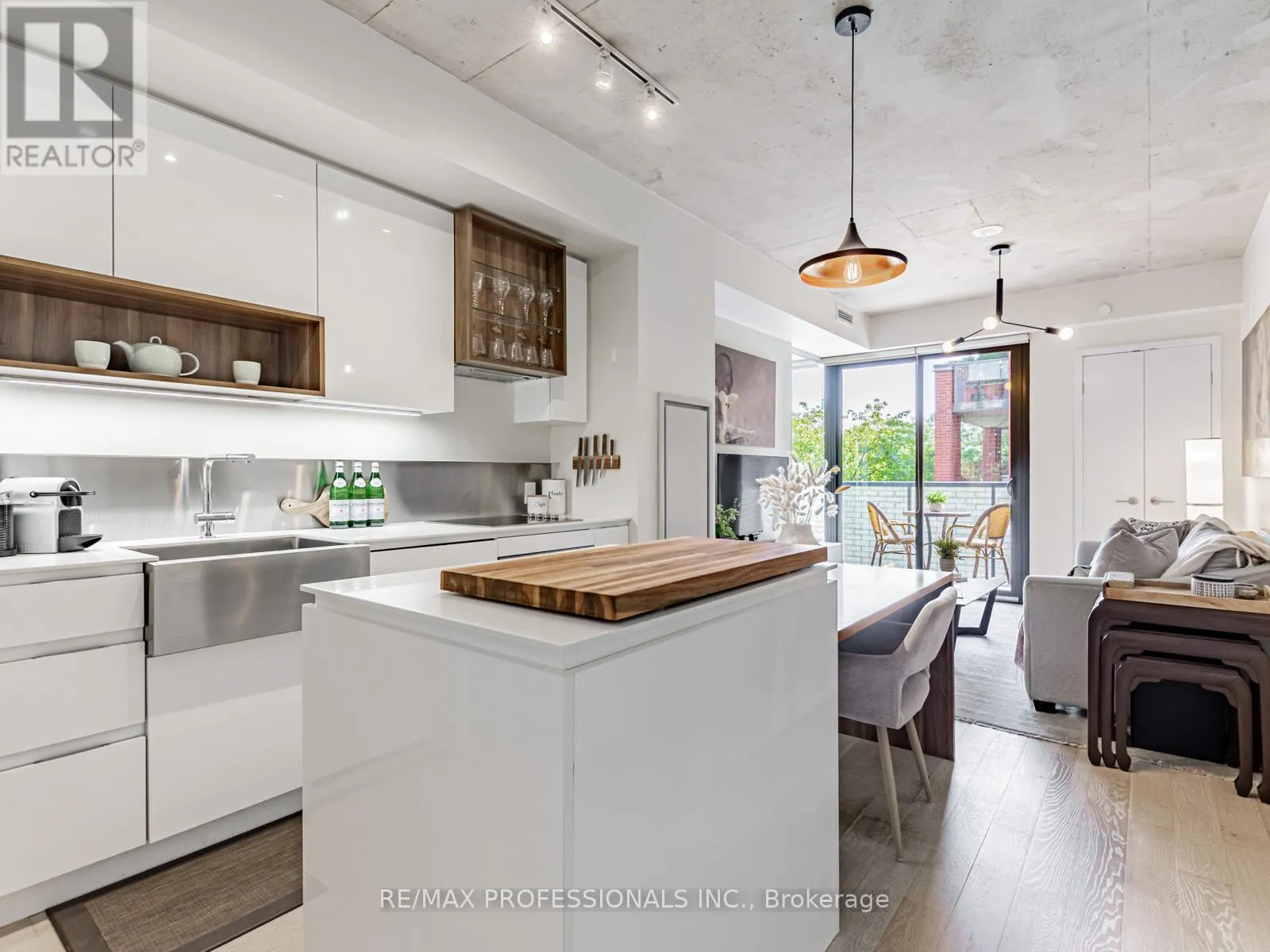 401 - 383 SORAUREN AVENUE
