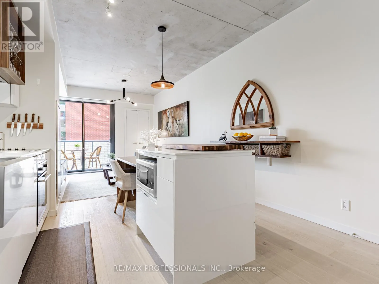 401 - 383 SORAUREN AVENUE