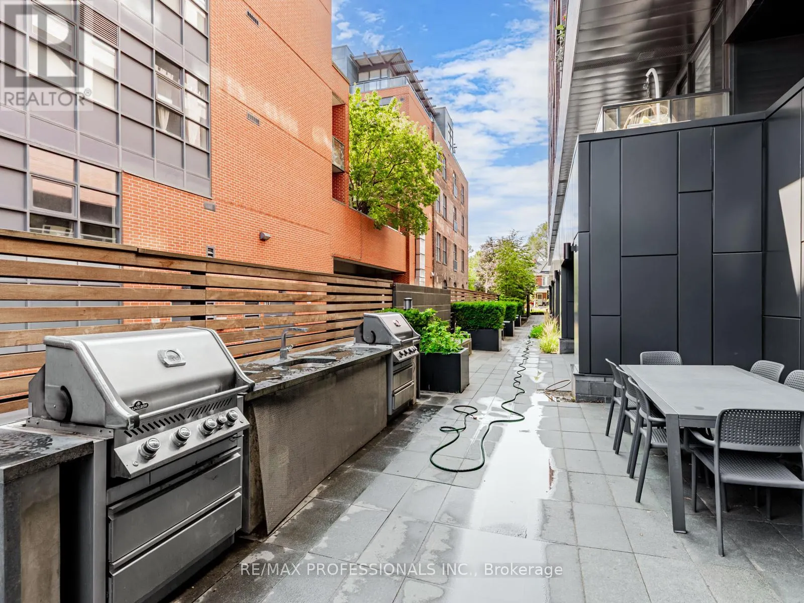 401 - 383 SORAUREN AVENUE