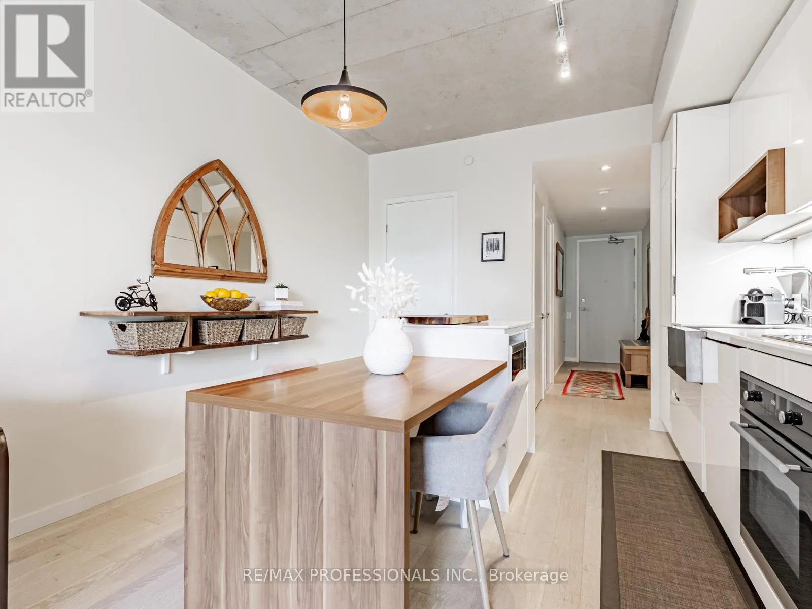 401 - 383 SORAUREN AVENUE