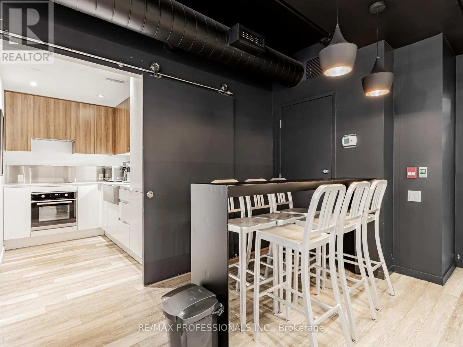 401 - 383 SORAUREN AVENUE