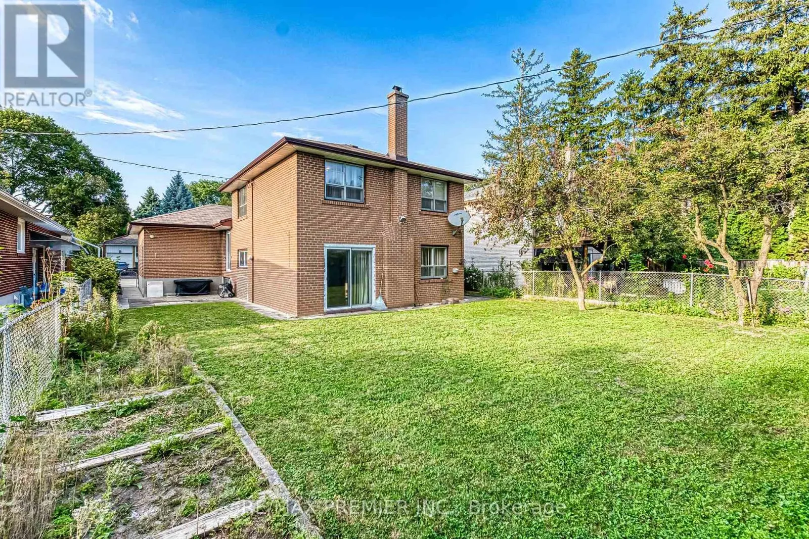 217 LA ROSE AVENUE