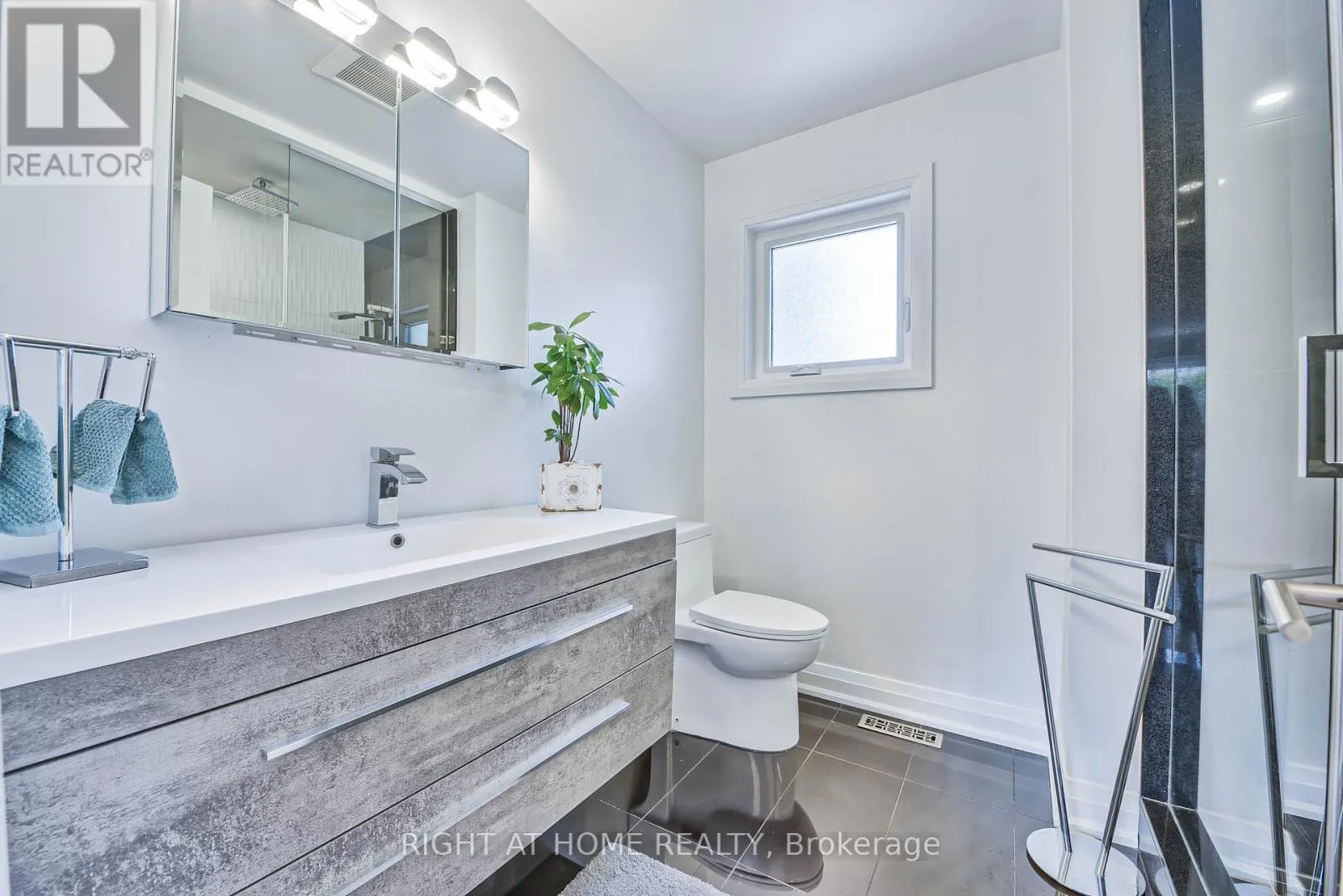 1517 QUEENSBURY CRESCENT