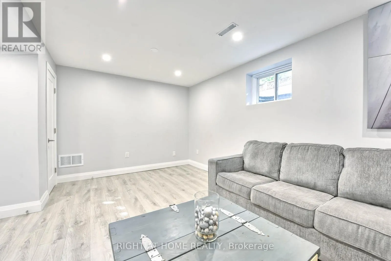 1517 QUEENSBURY CRESCENT
