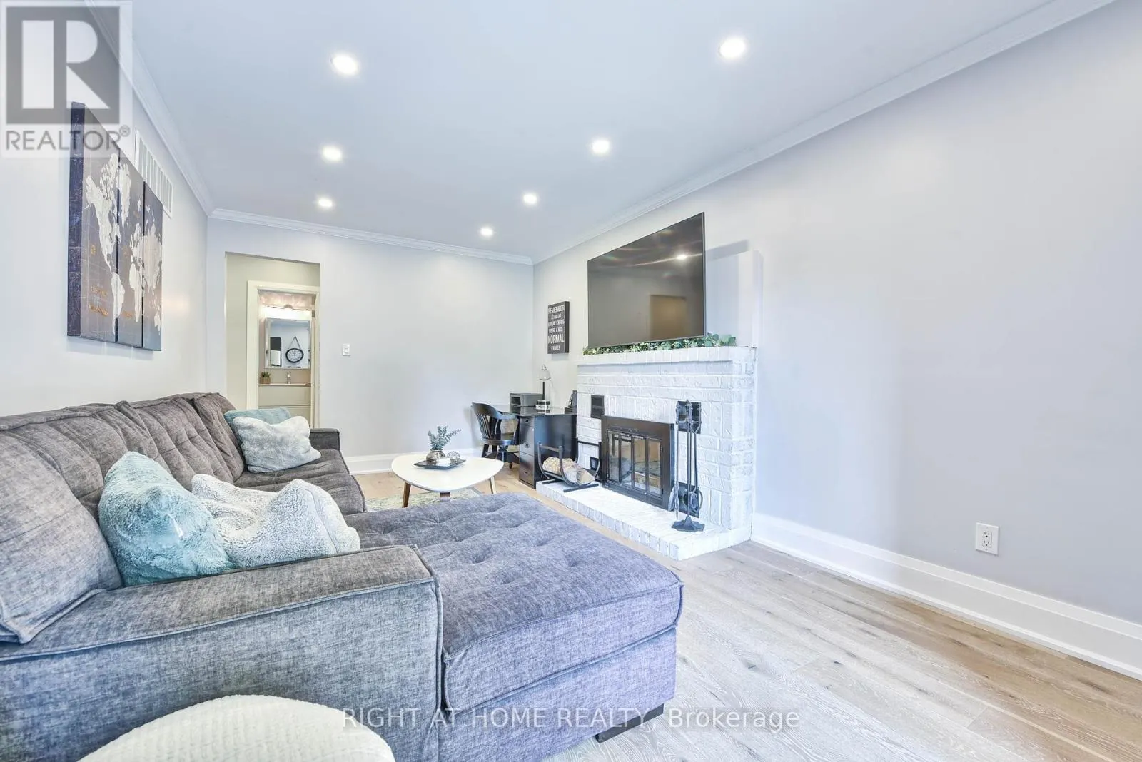1517 QUEENSBURY CRESCENT