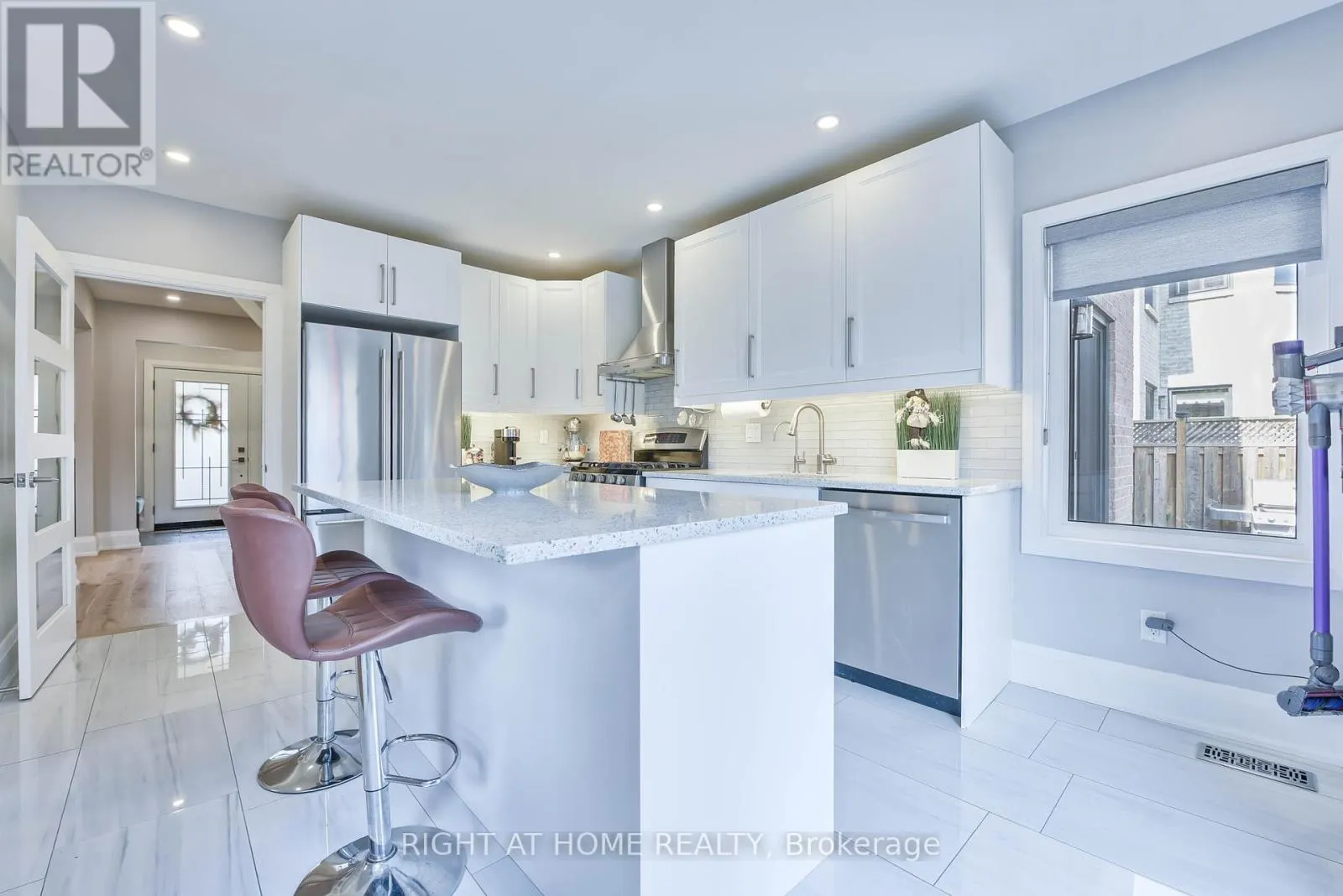 1517 QUEENSBURY CRESCENT