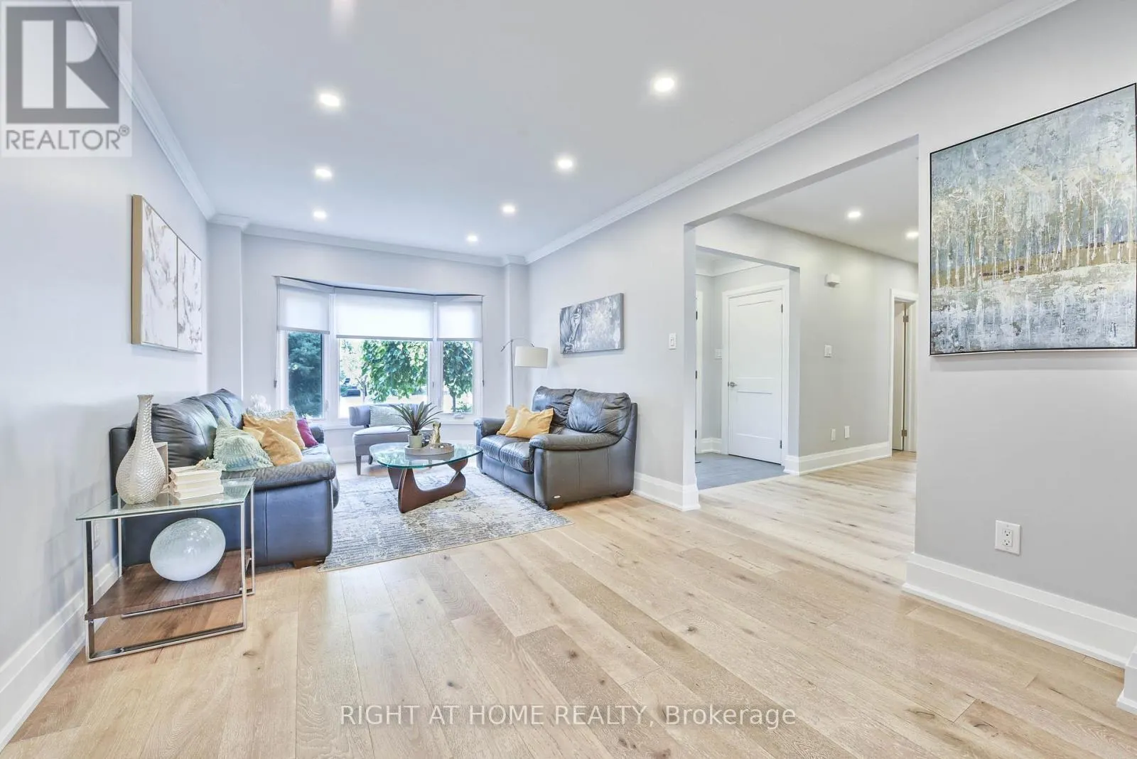 1517 QUEENSBURY CRESCENT