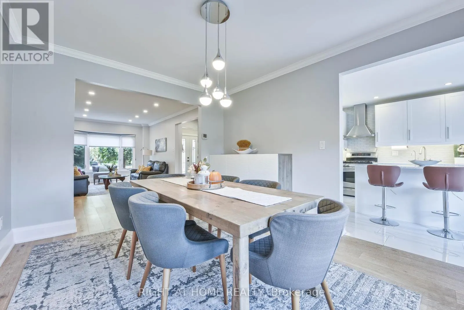 1517 QUEENSBURY CRESCENT