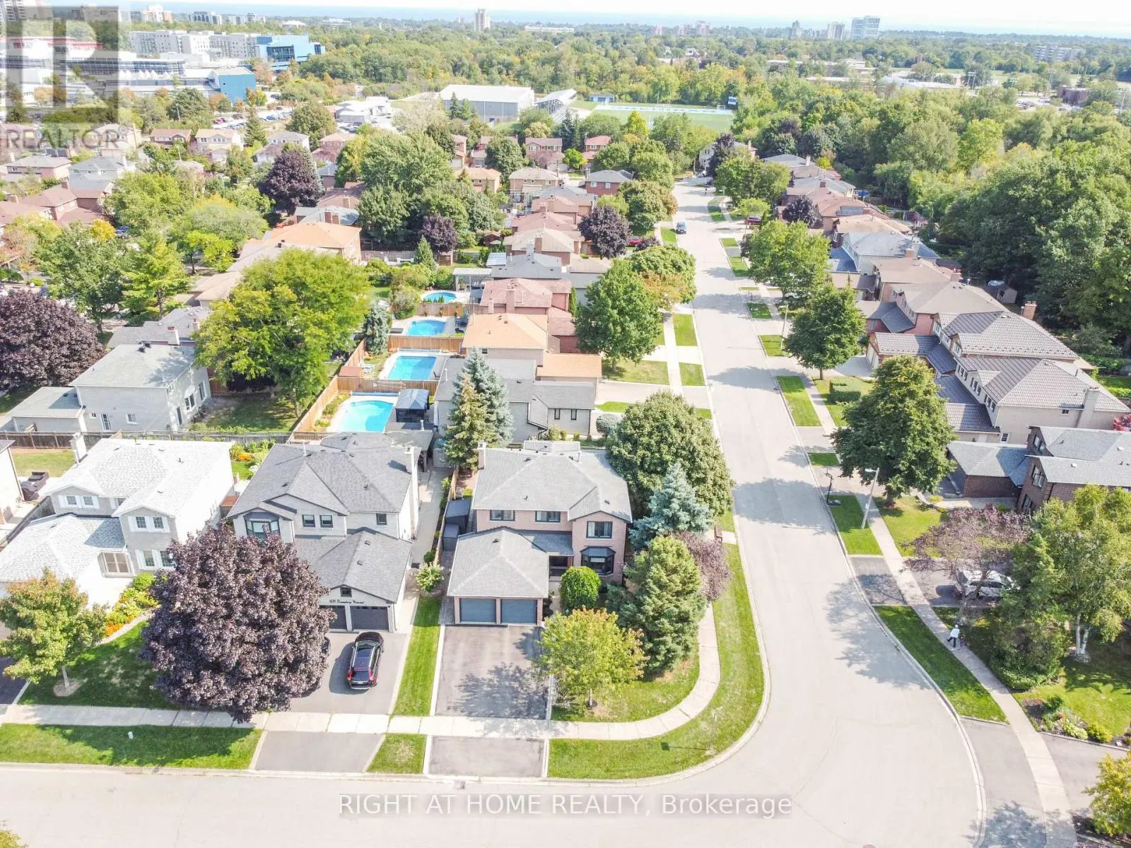 1517 QUEENSBURY CRESCENT