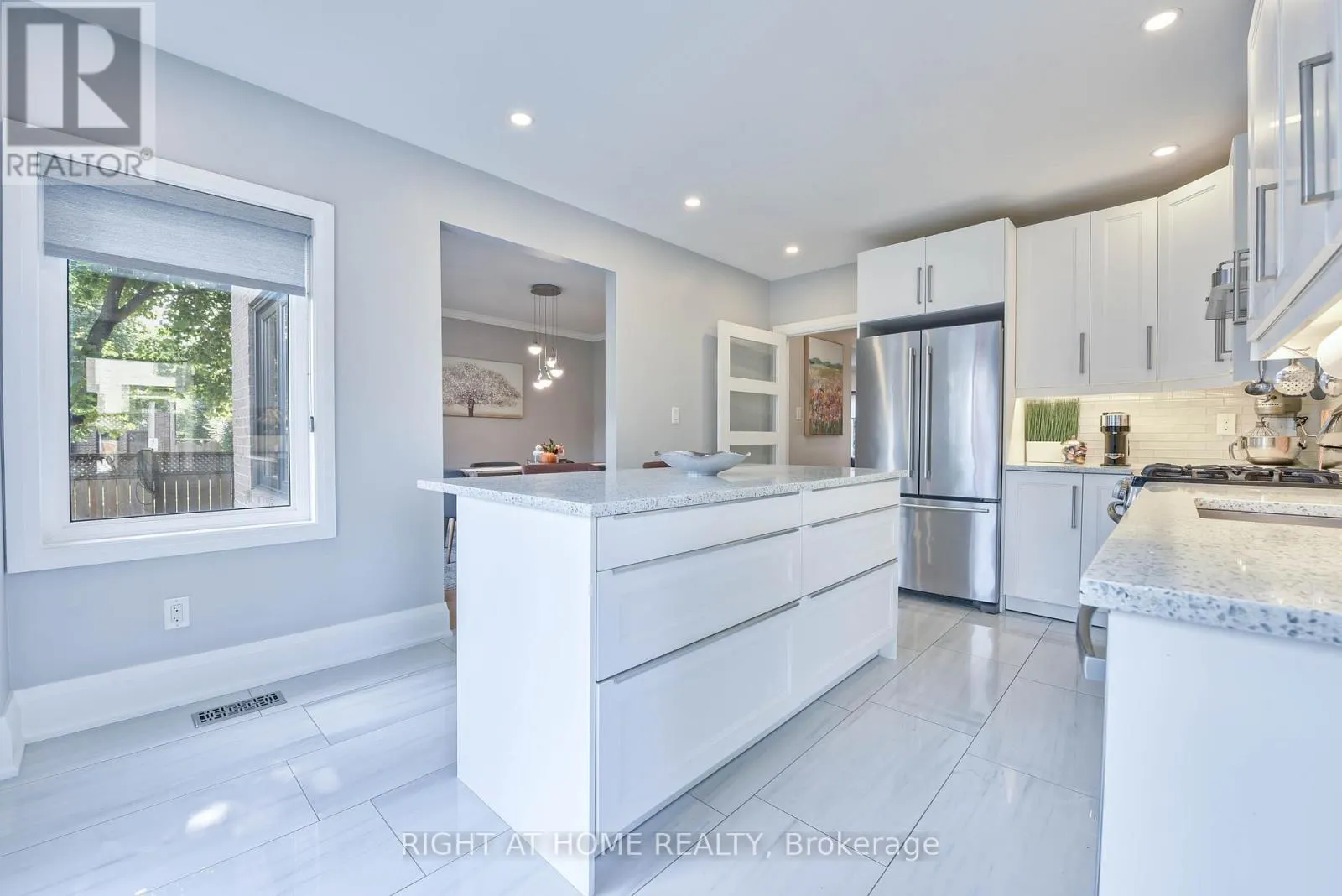 1517 QUEENSBURY CRESCENT