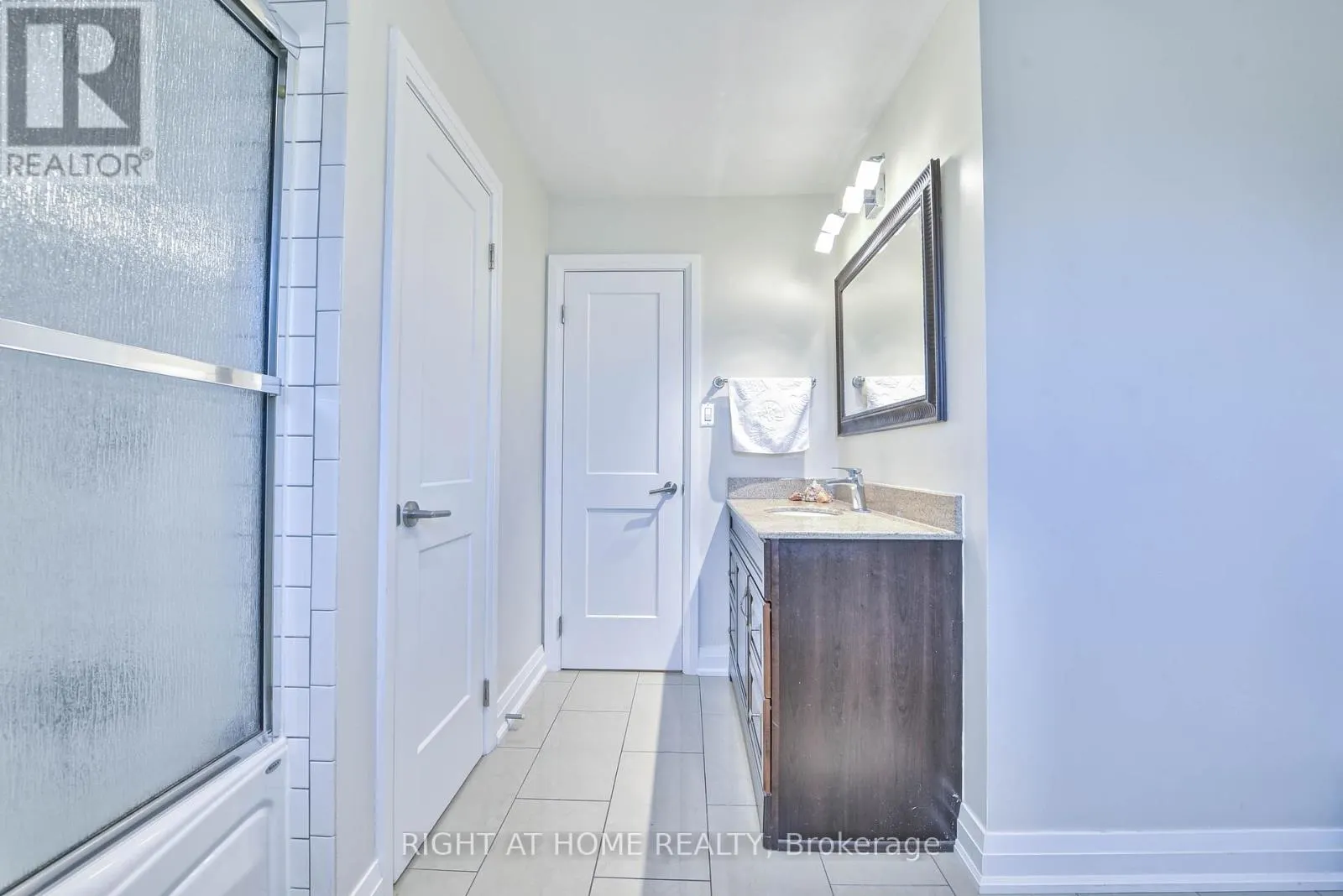 1517 QUEENSBURY CRESCENT