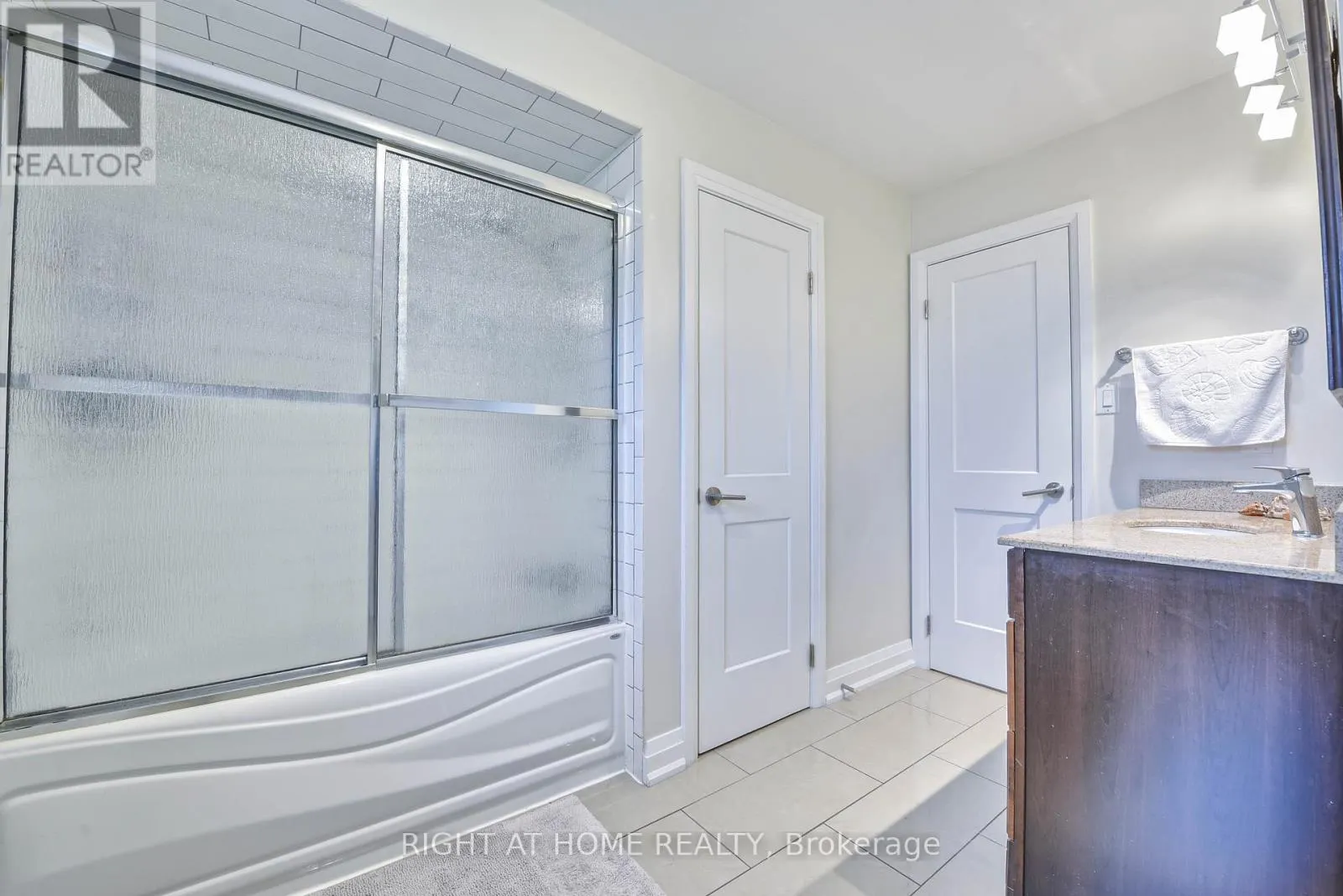 1517 QUEENSBURY CRESCENT