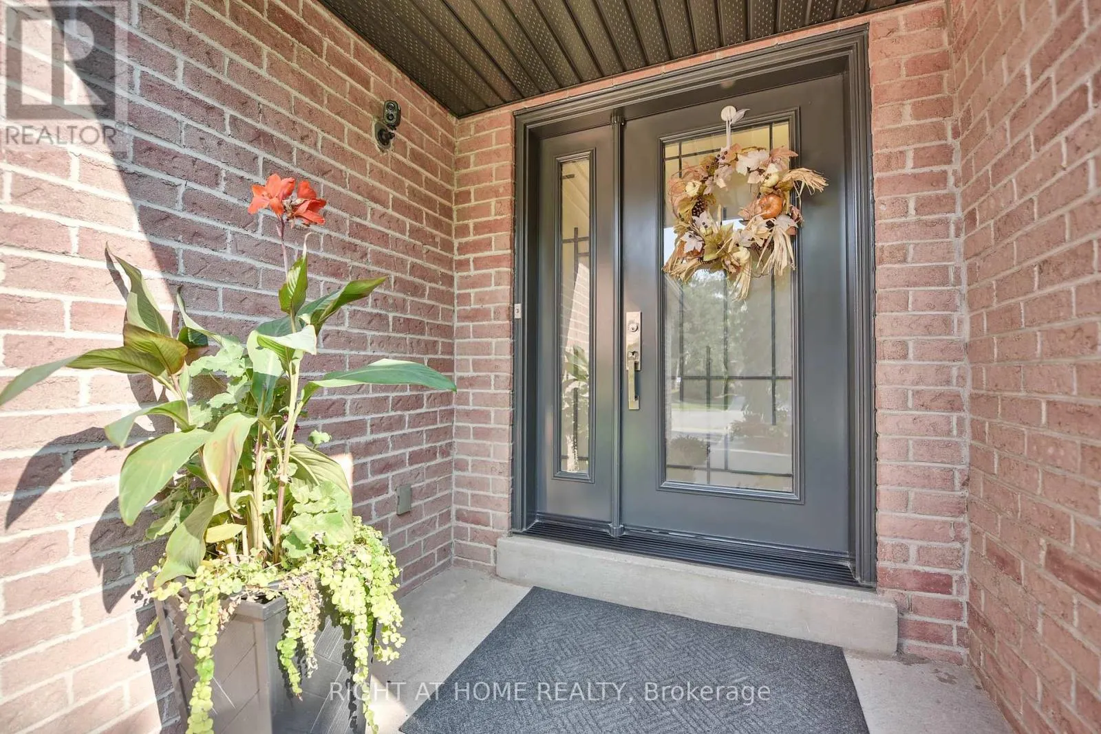 1517 QUEENSBURY CRESCENT