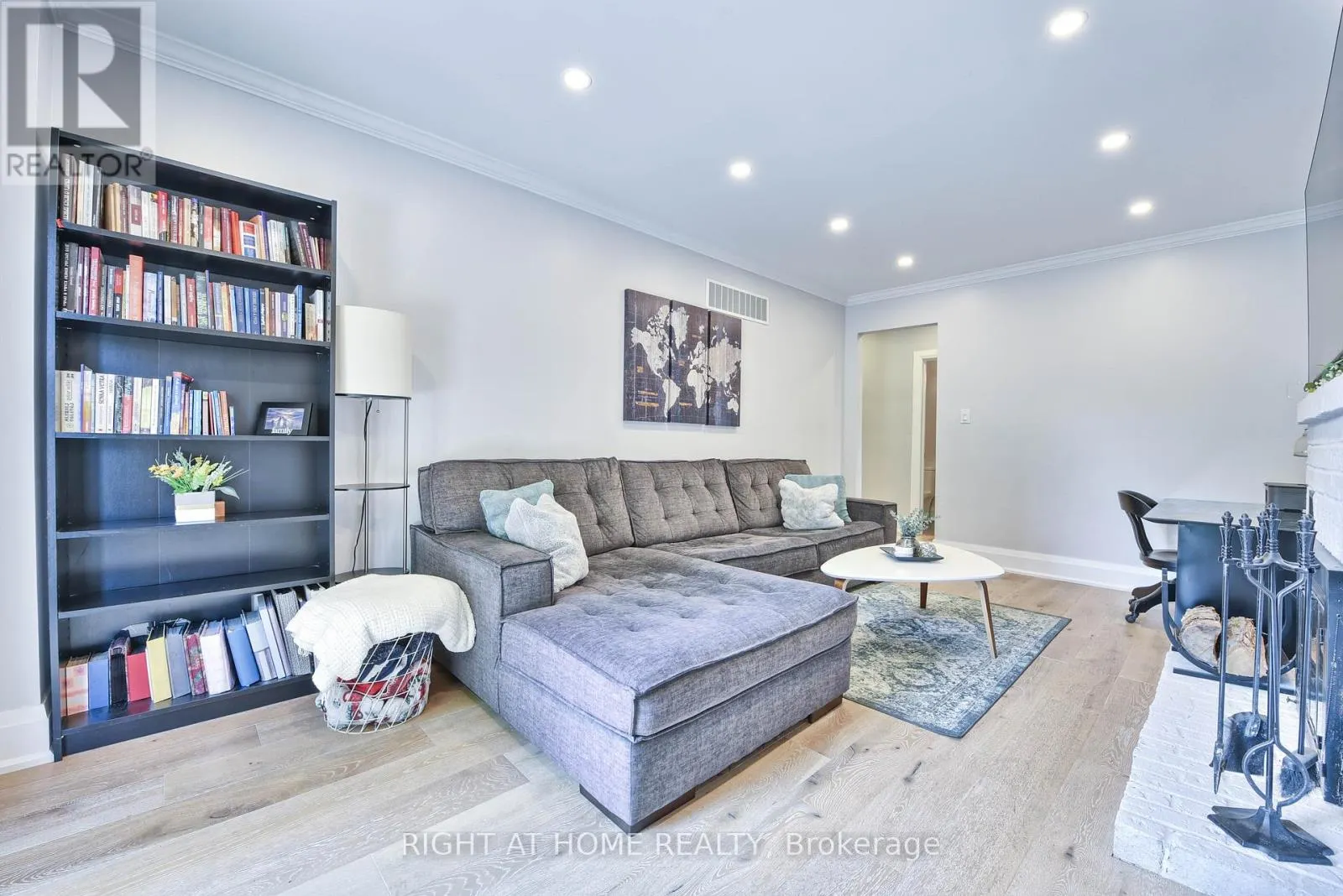 1517 QUEENSBURY CRESCENT