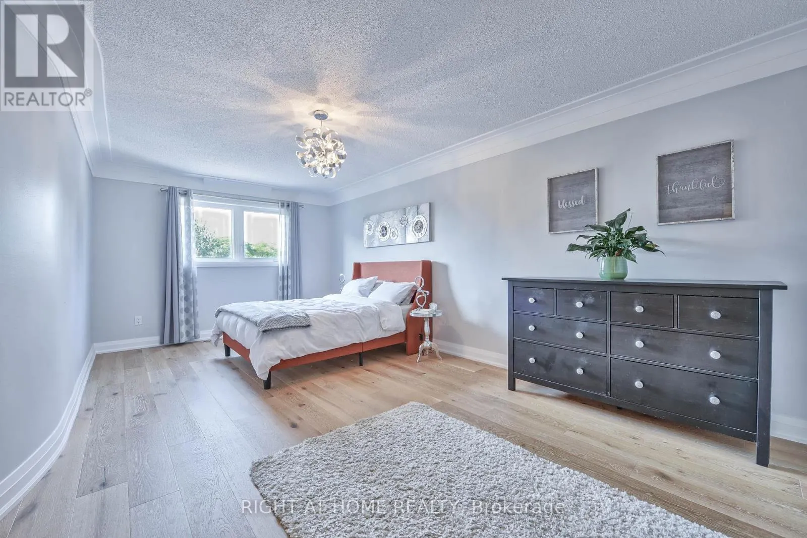 1517 QUEENSBURY CRESCENT
