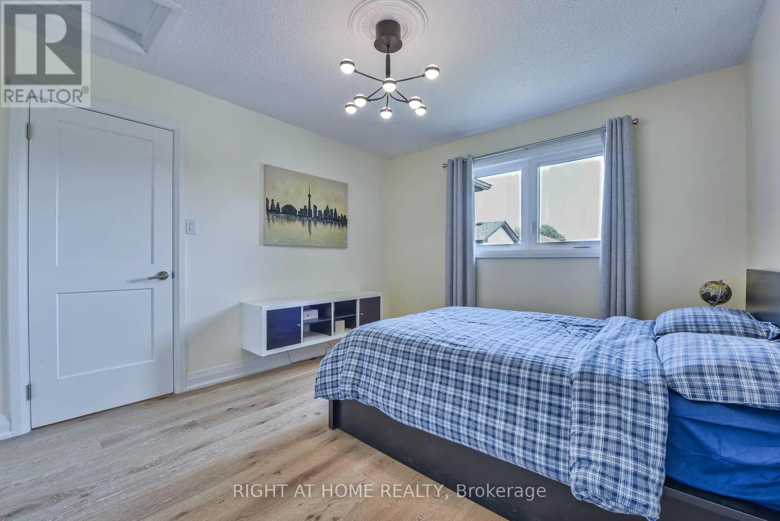 1517 QUEENSBURY CRESCENT