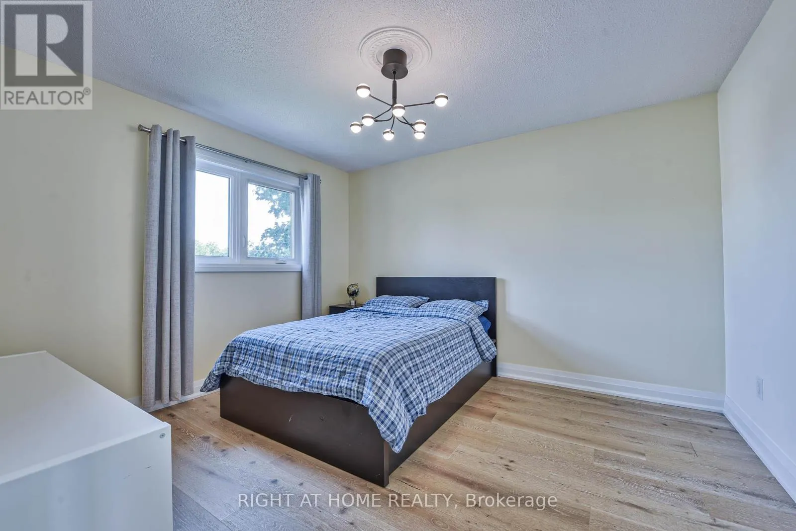1517 QUEENSBURY CRESCENT