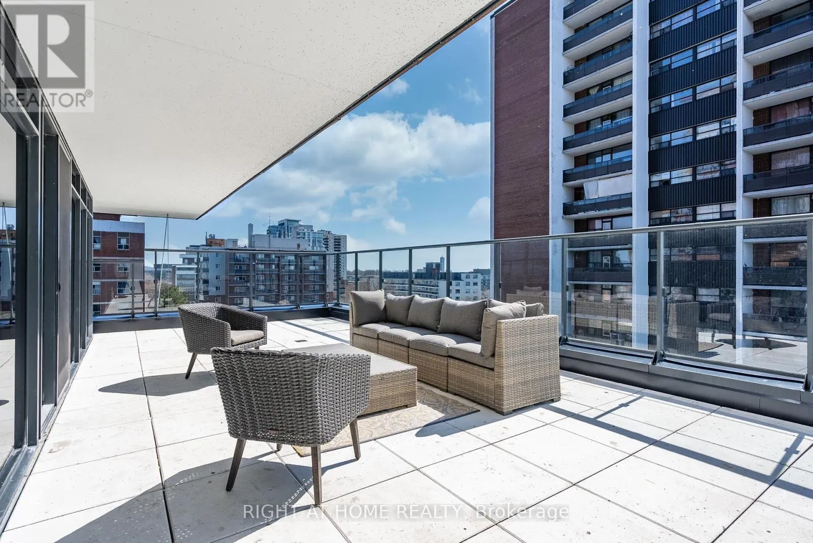 802 - 21 PARK STREET E