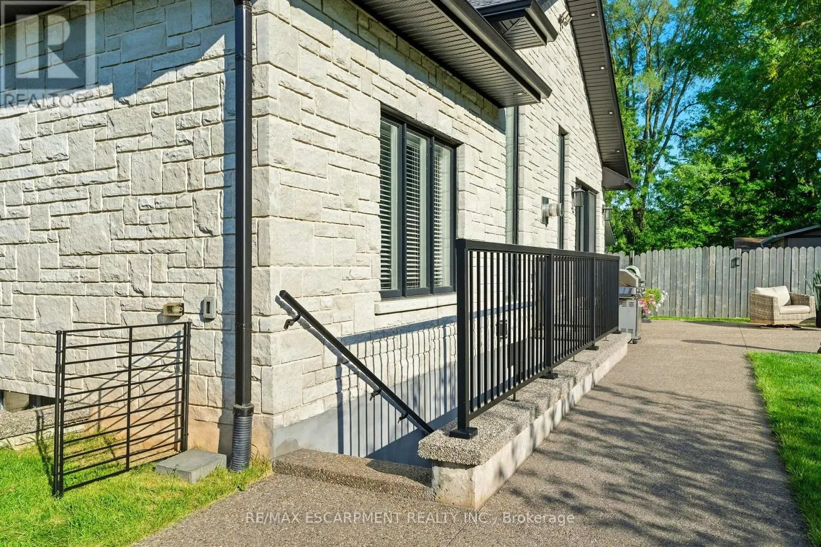 1048 DOVERCOURT AVENUE