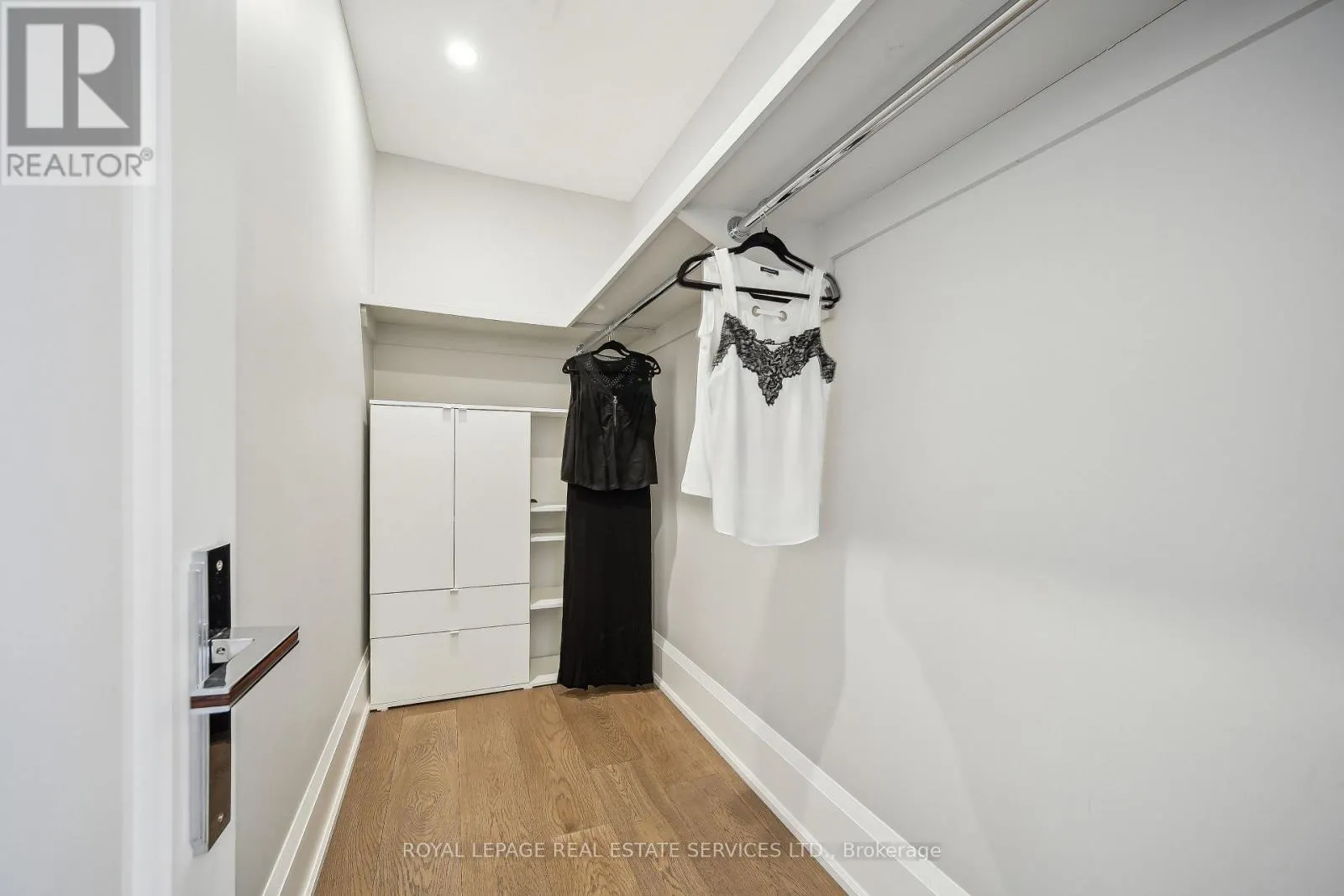 1489 ROGERSWOOD COURT