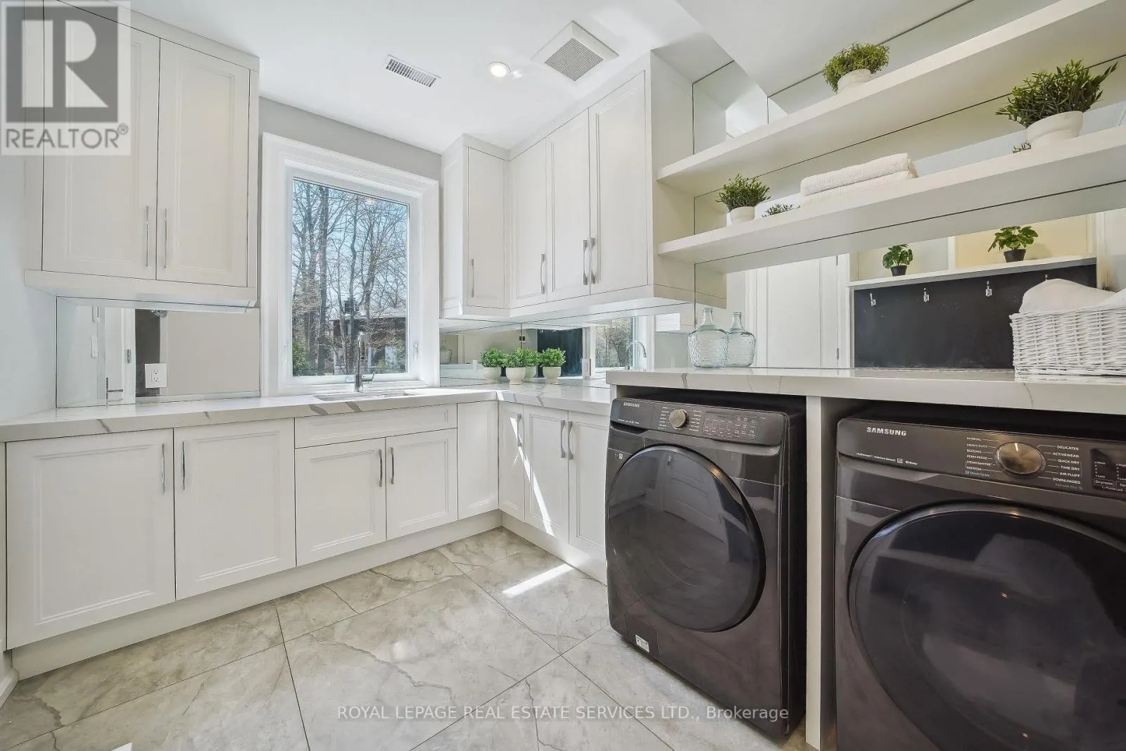 1489 ROGERSWOOD COURT