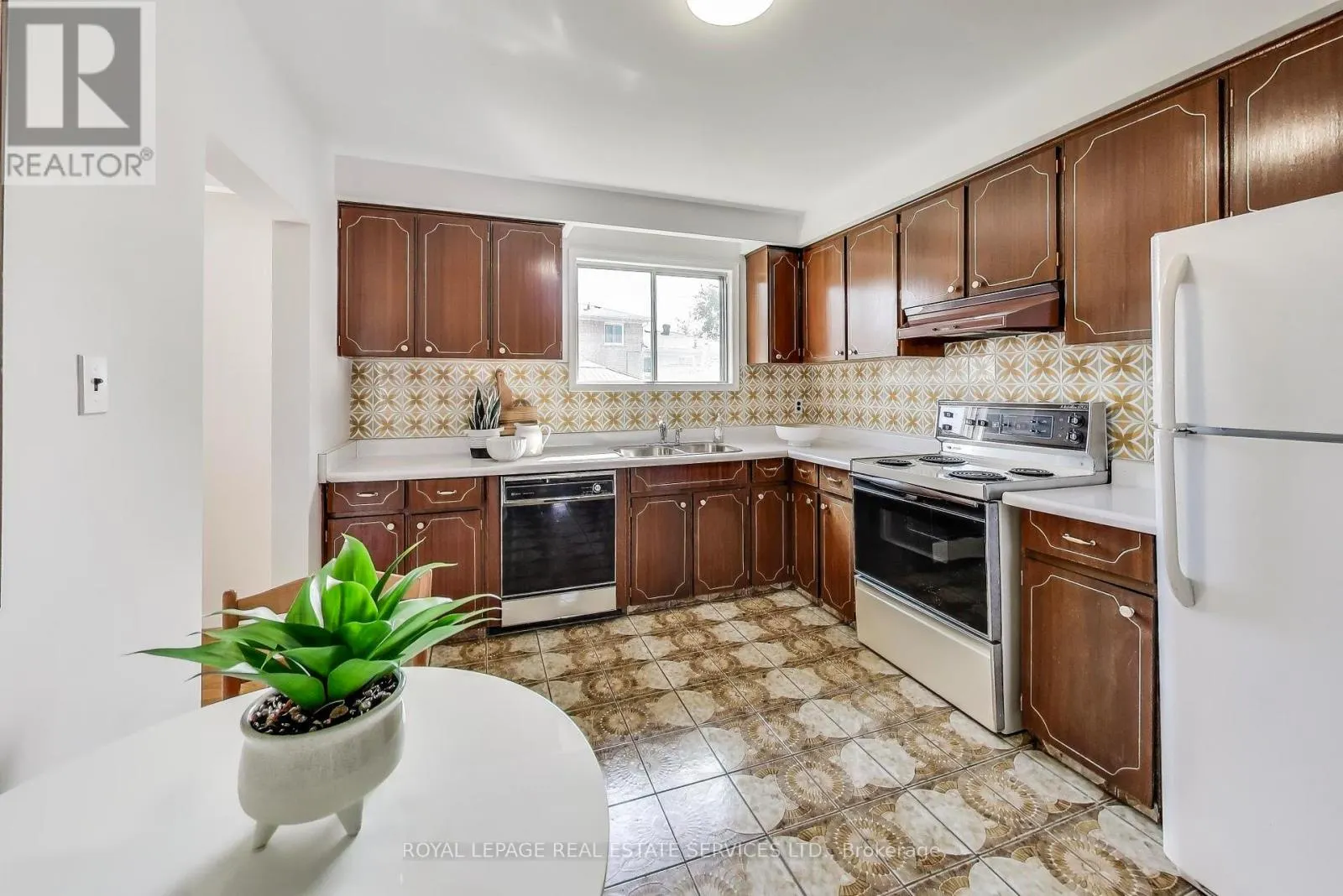 251 DRIFTWOOD AVENUE