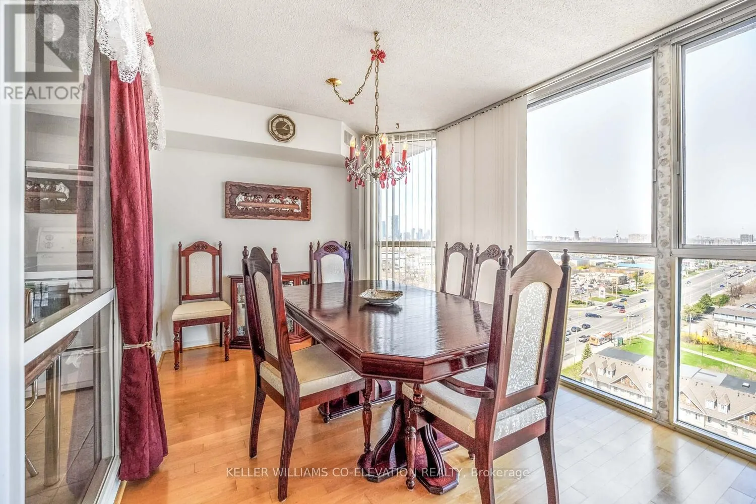 1604 - 880 DUNDAS STREET W
