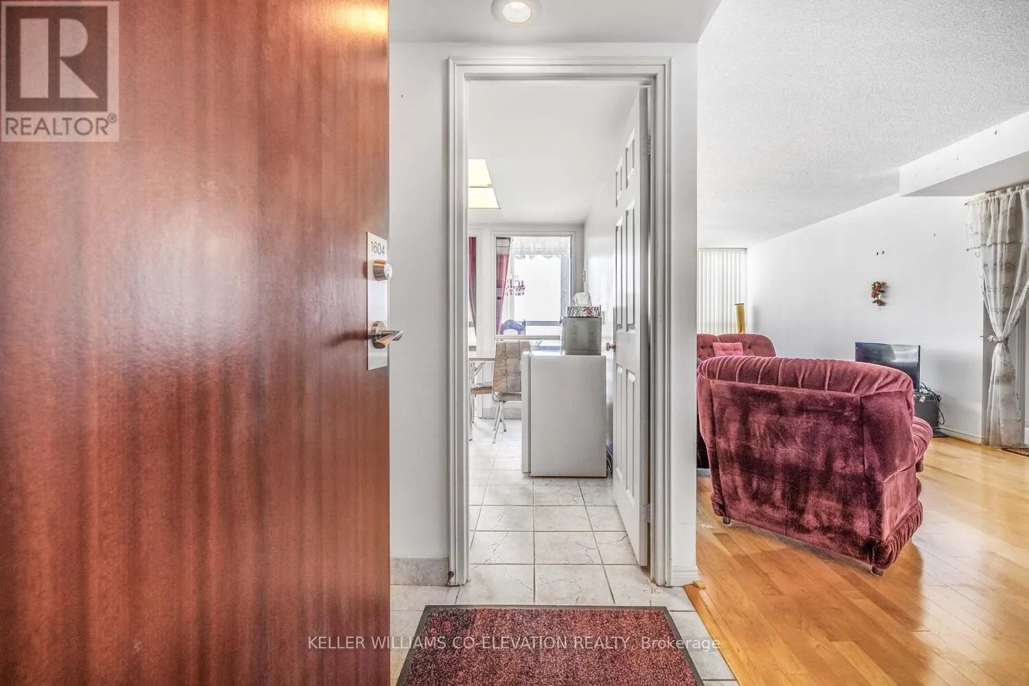 1604 - 880 DUNDAS STREET W
