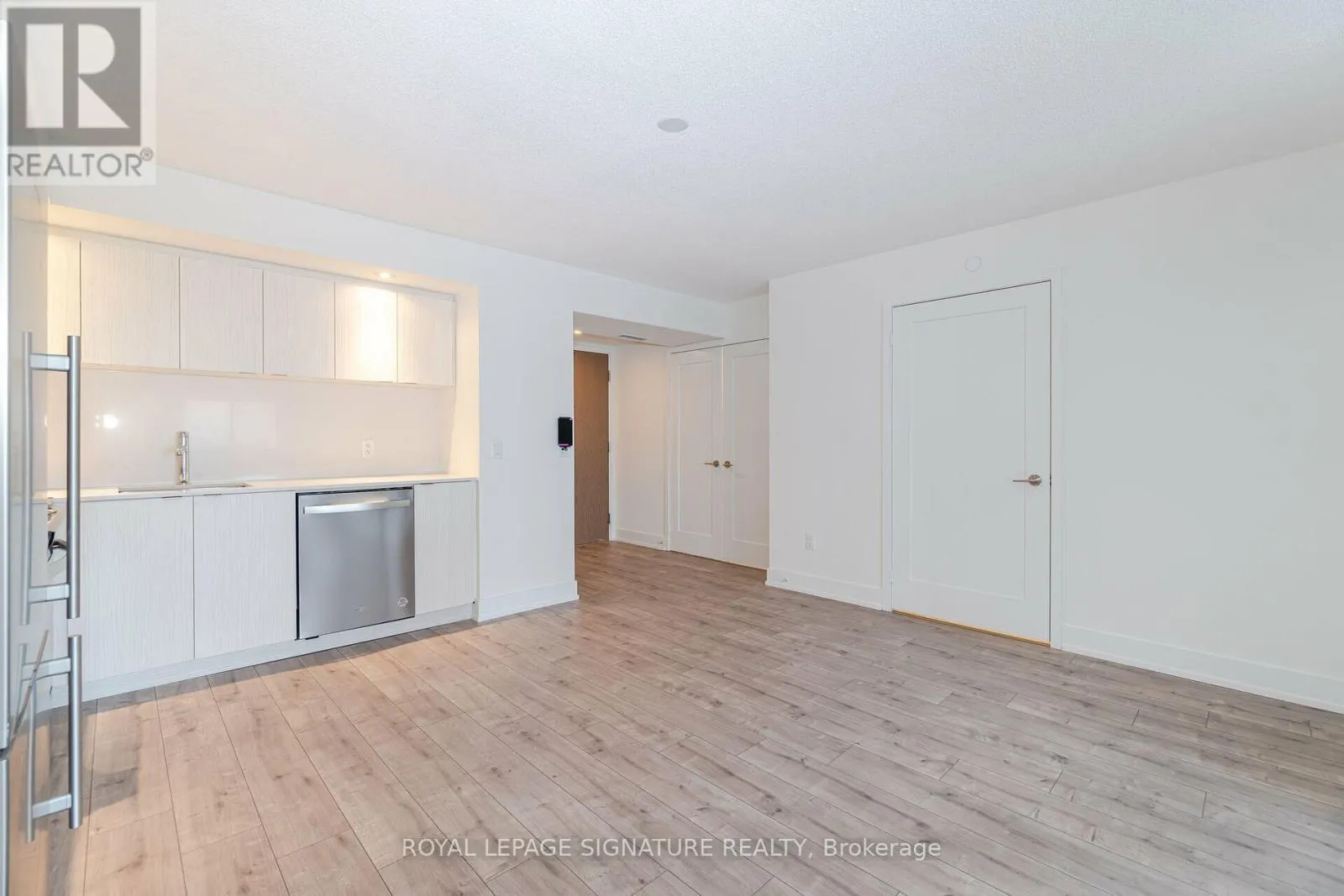 403 - 10 EVA ROAD