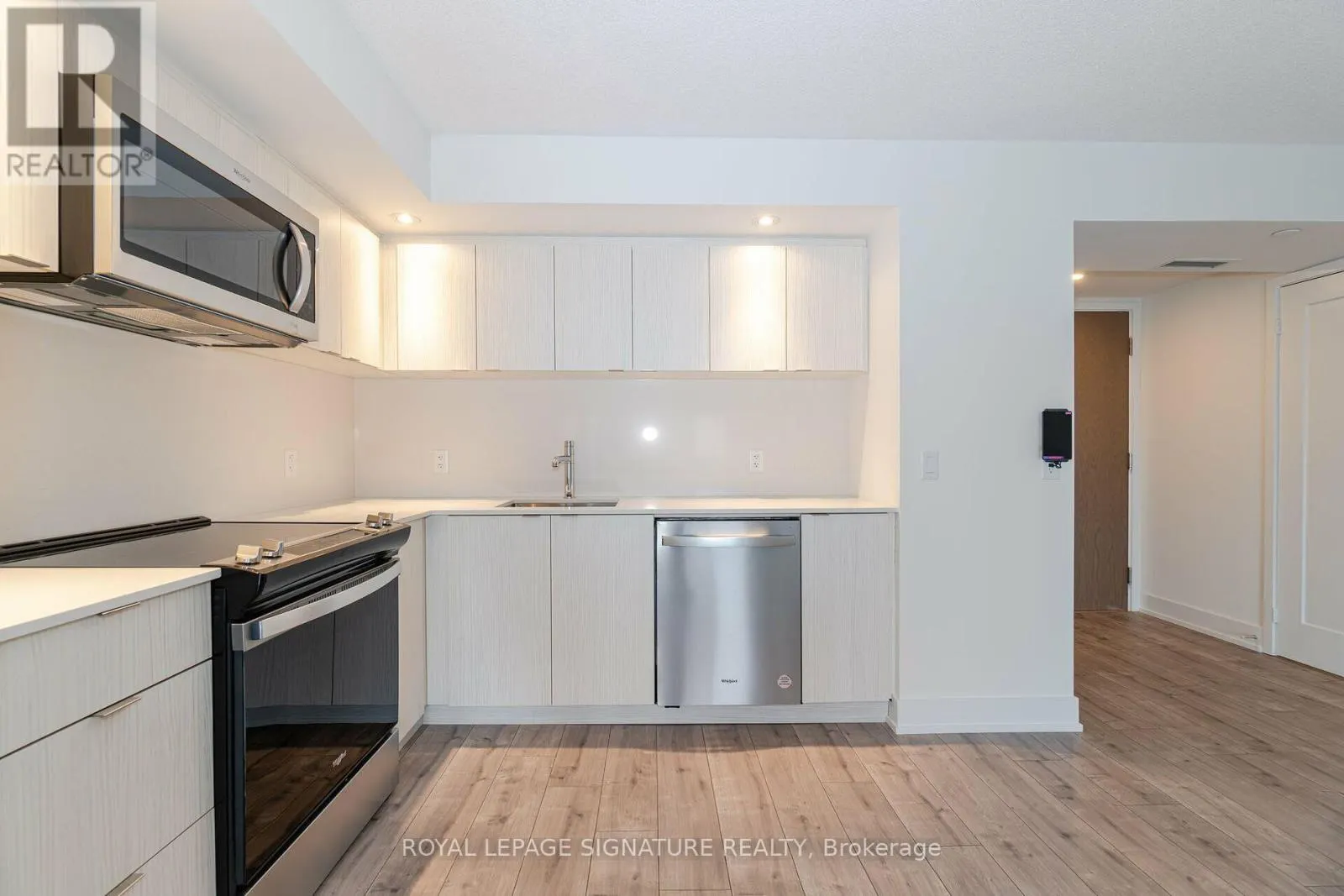 403 - 10 EVA ROAD
