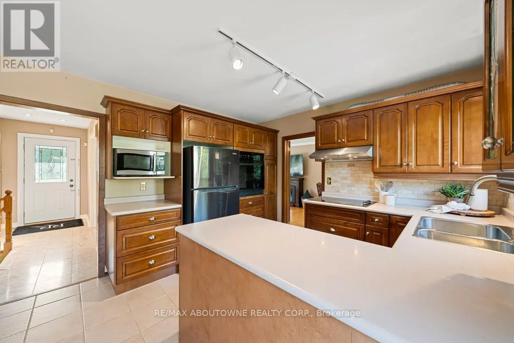 1605 VENETIA DRIVE