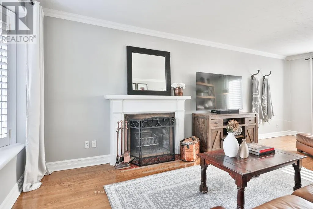 886 WHITNEY DRIVE