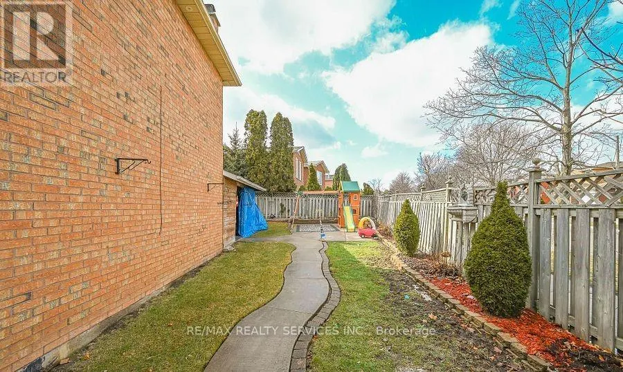 32 SHENSTONE AVENUE