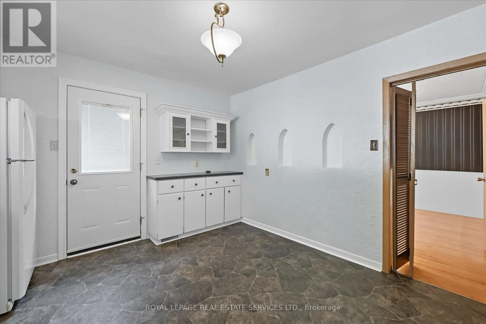 1536 VENETIA DRIVE