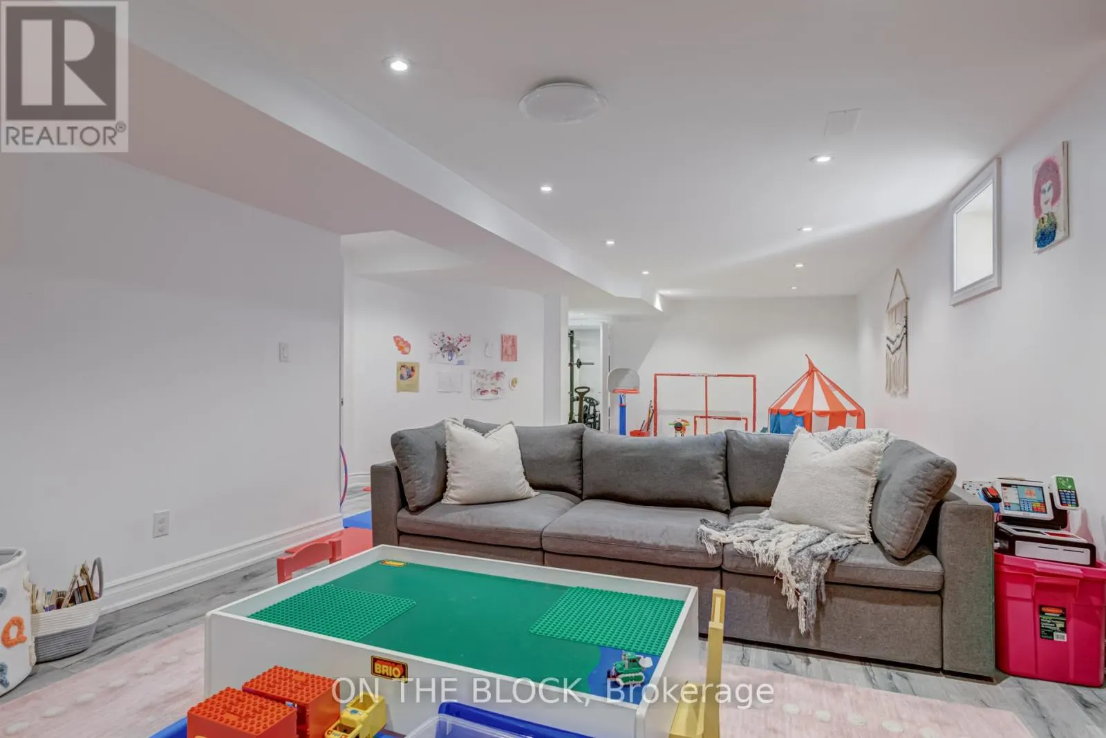 2212 ONEIDA COURT
