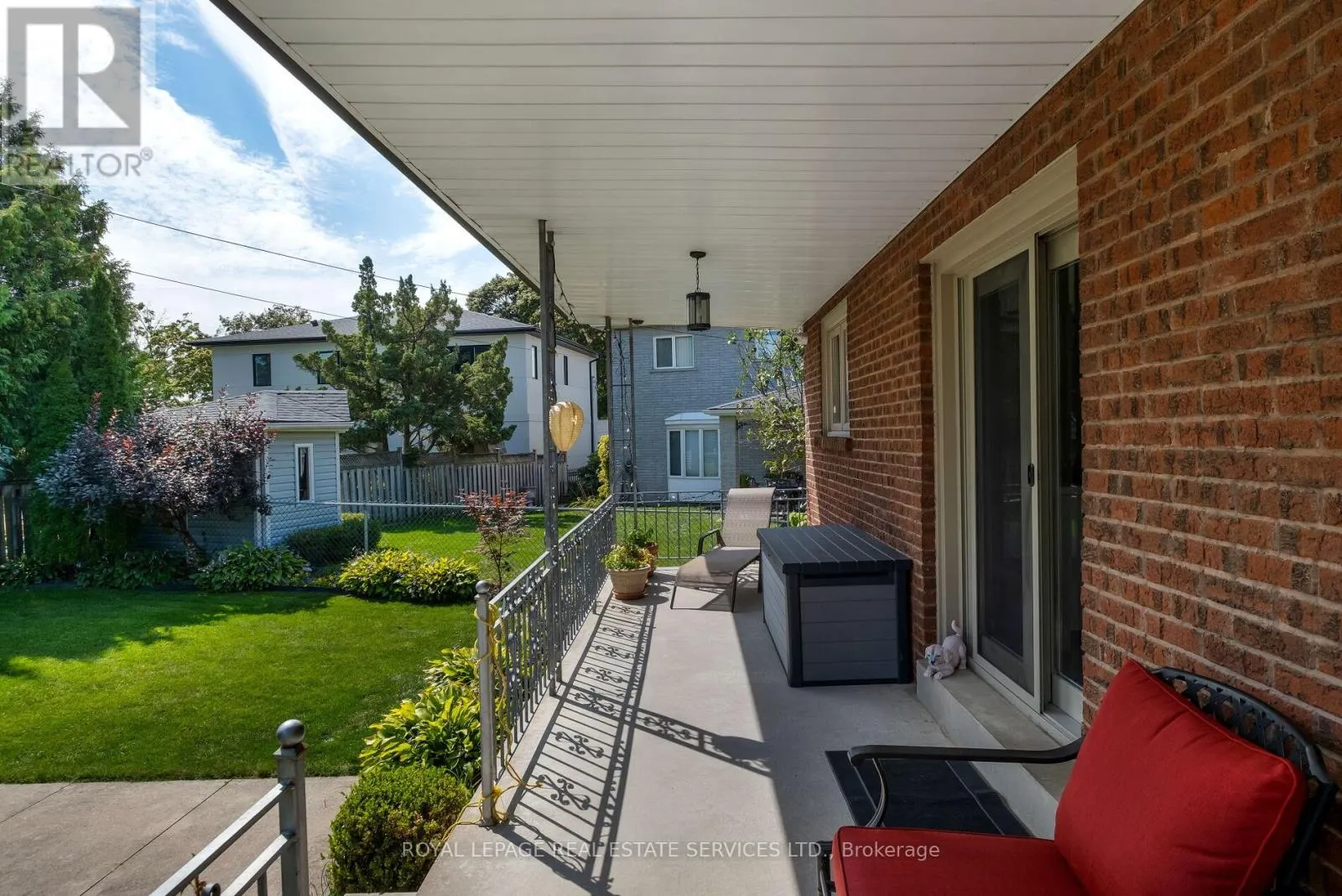 15 WESTROYAL ROAD