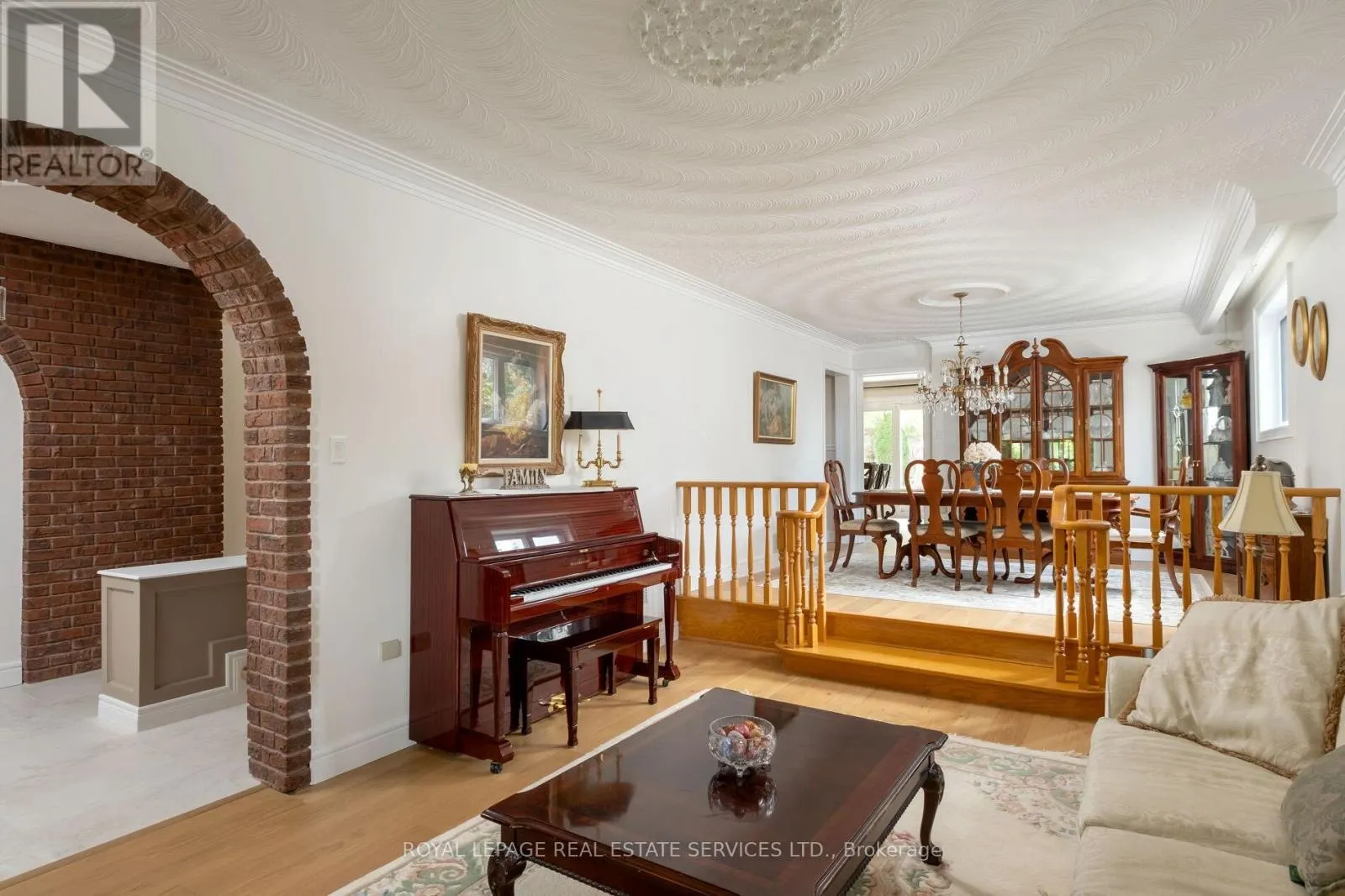 15 WESTROYAL ROAD
