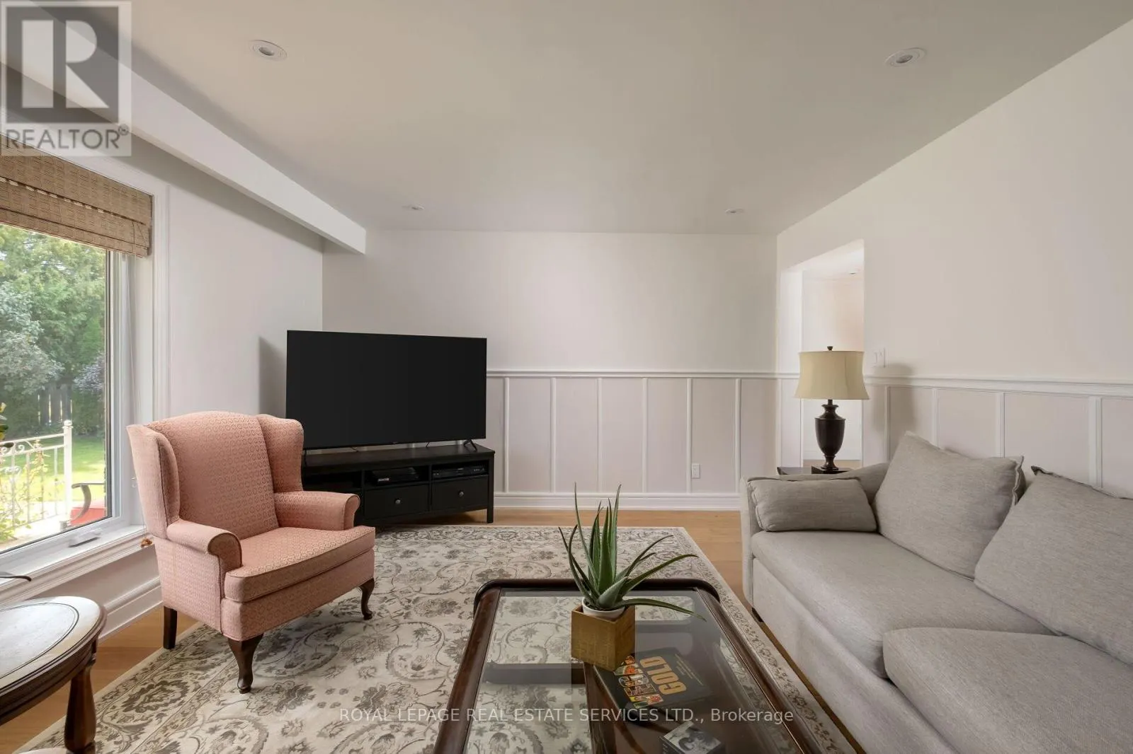 15 WESTROYAL ROAD