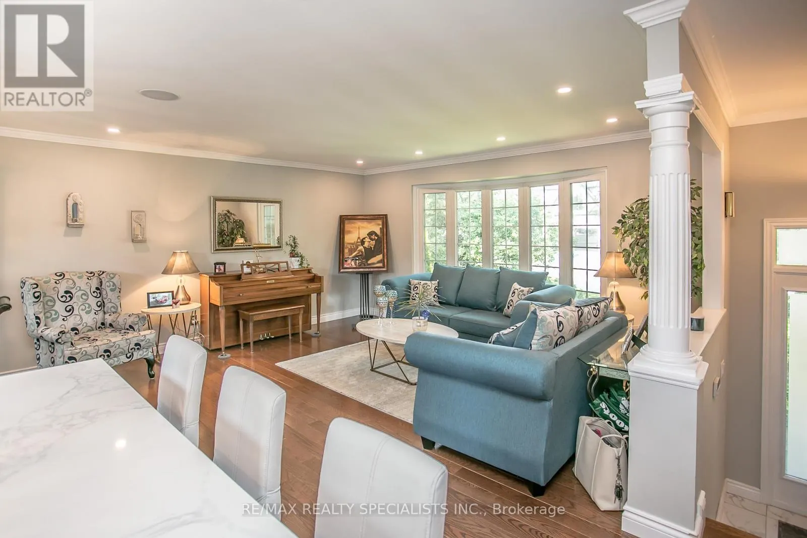 2422 VENTURA DRIVE