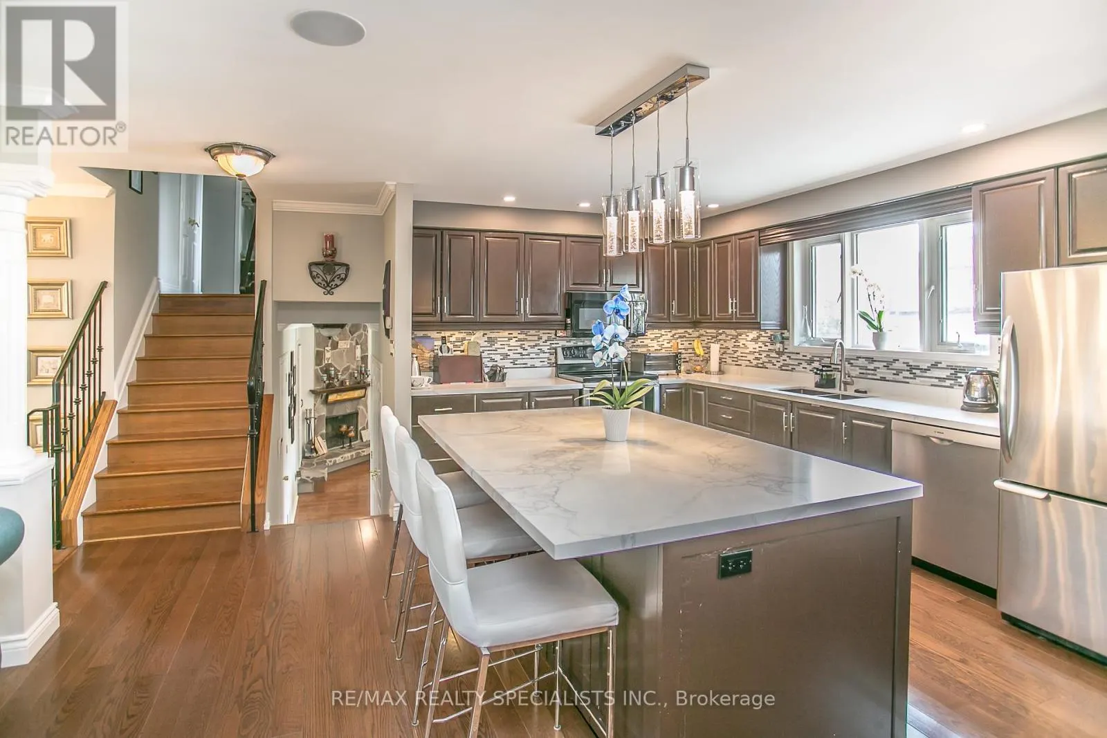2422 VENTURA DRIVE