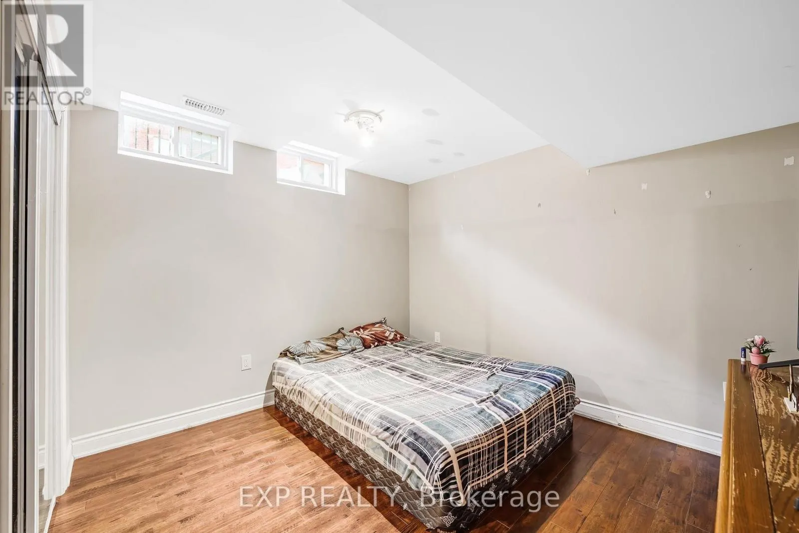 BASEMENT APT - 50 MARBLESEED CRESCENT