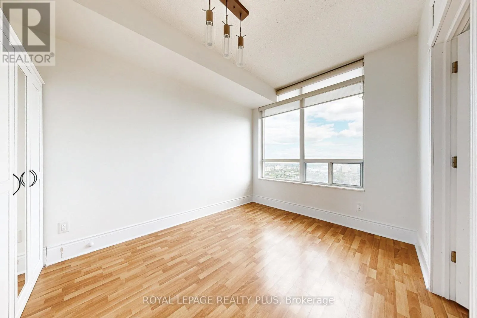 3008 - 3880 DUKE OF YORK BOULEVARD